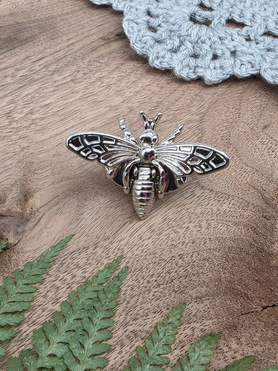 Metal “Bee” Clasp (silver)