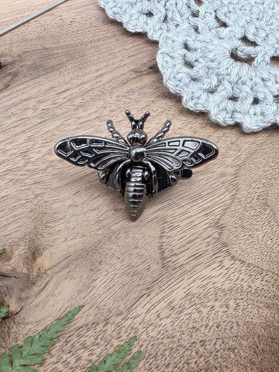 Metal Bee Clasp (black)