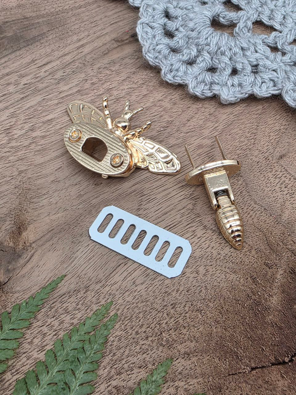 Metal Bee Clasp (gold)