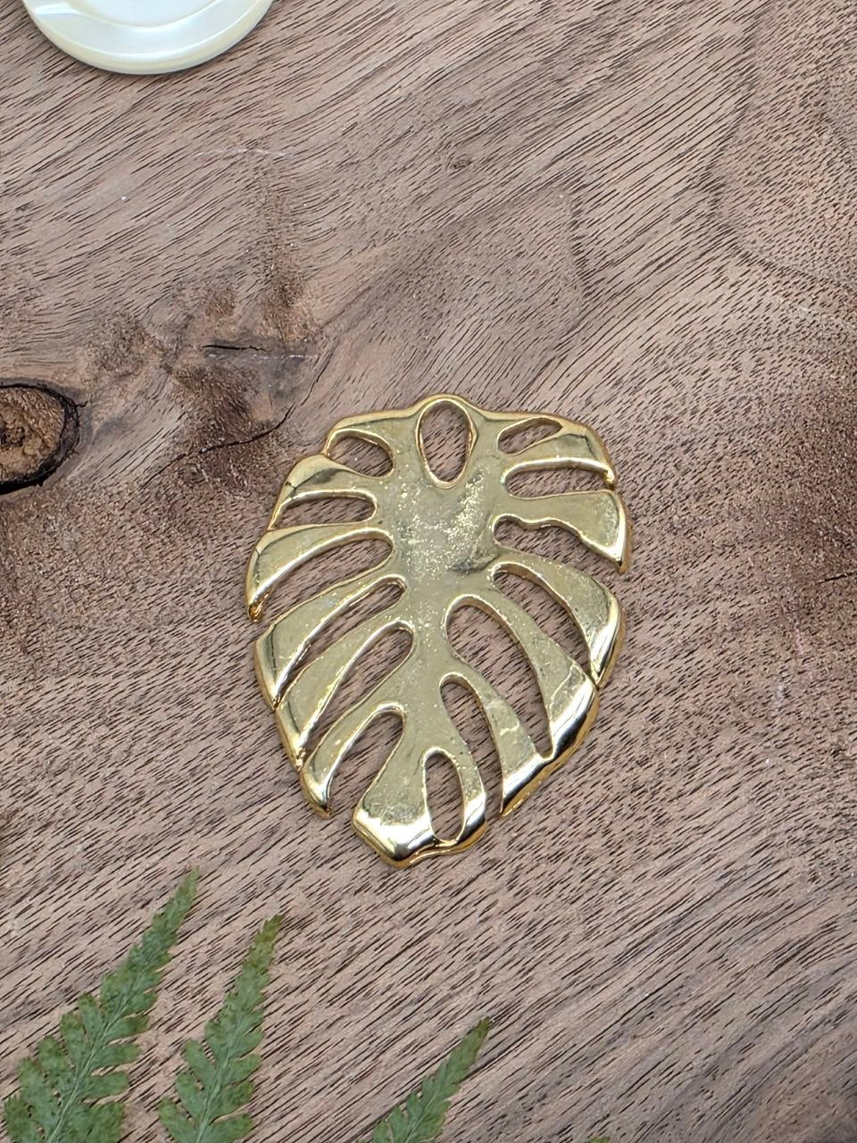 Large Monstera Leaf Pendant – Gold
