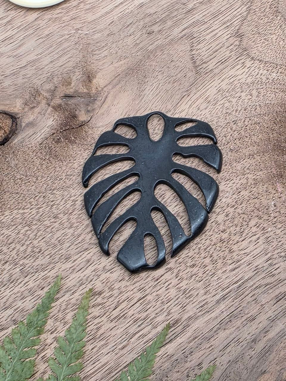 Large Monstera Leaf Pendant – Matte Black