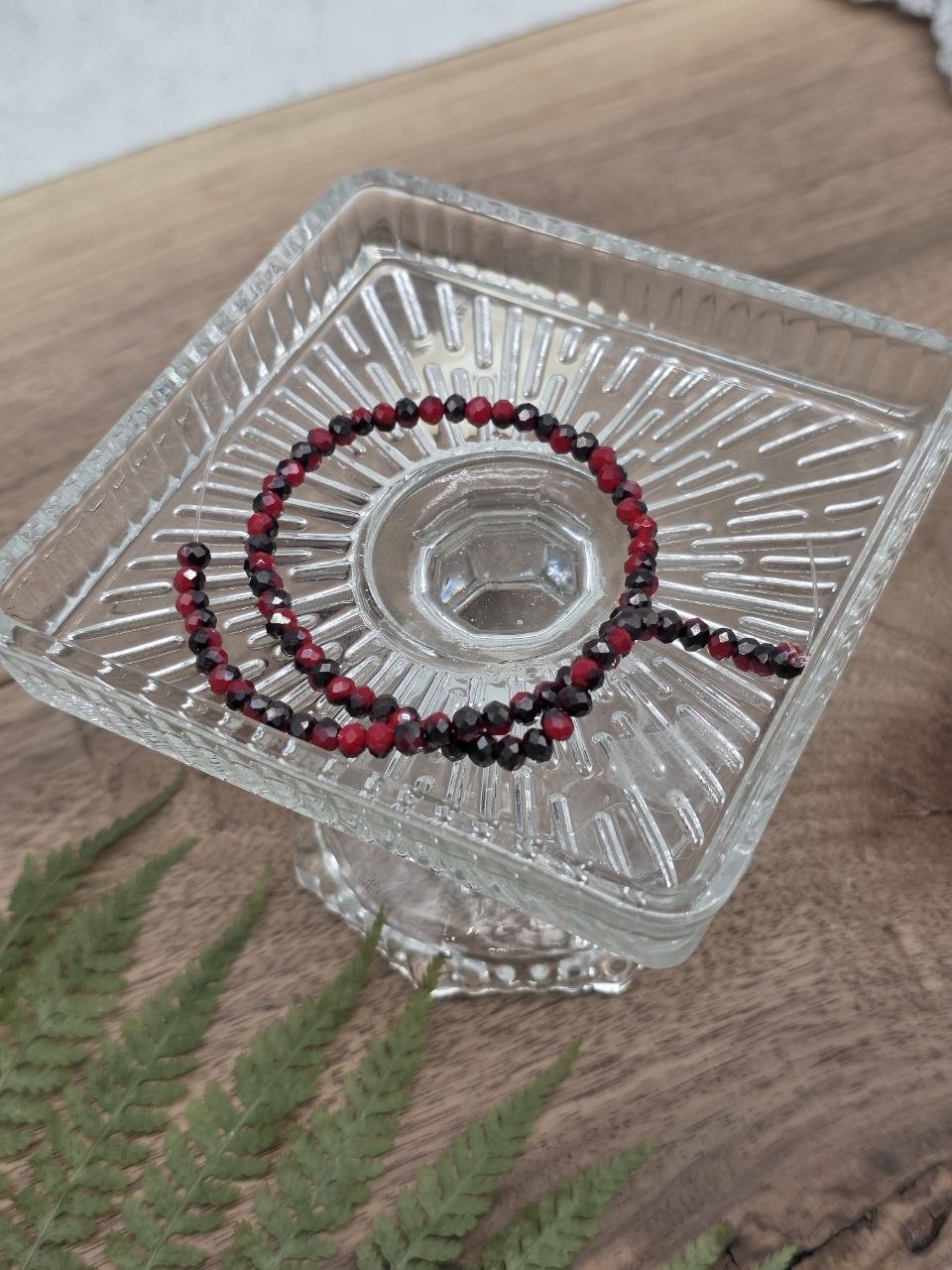 Red & Black Mix – Faceted Glass Beads 4 mm (80 pcs)