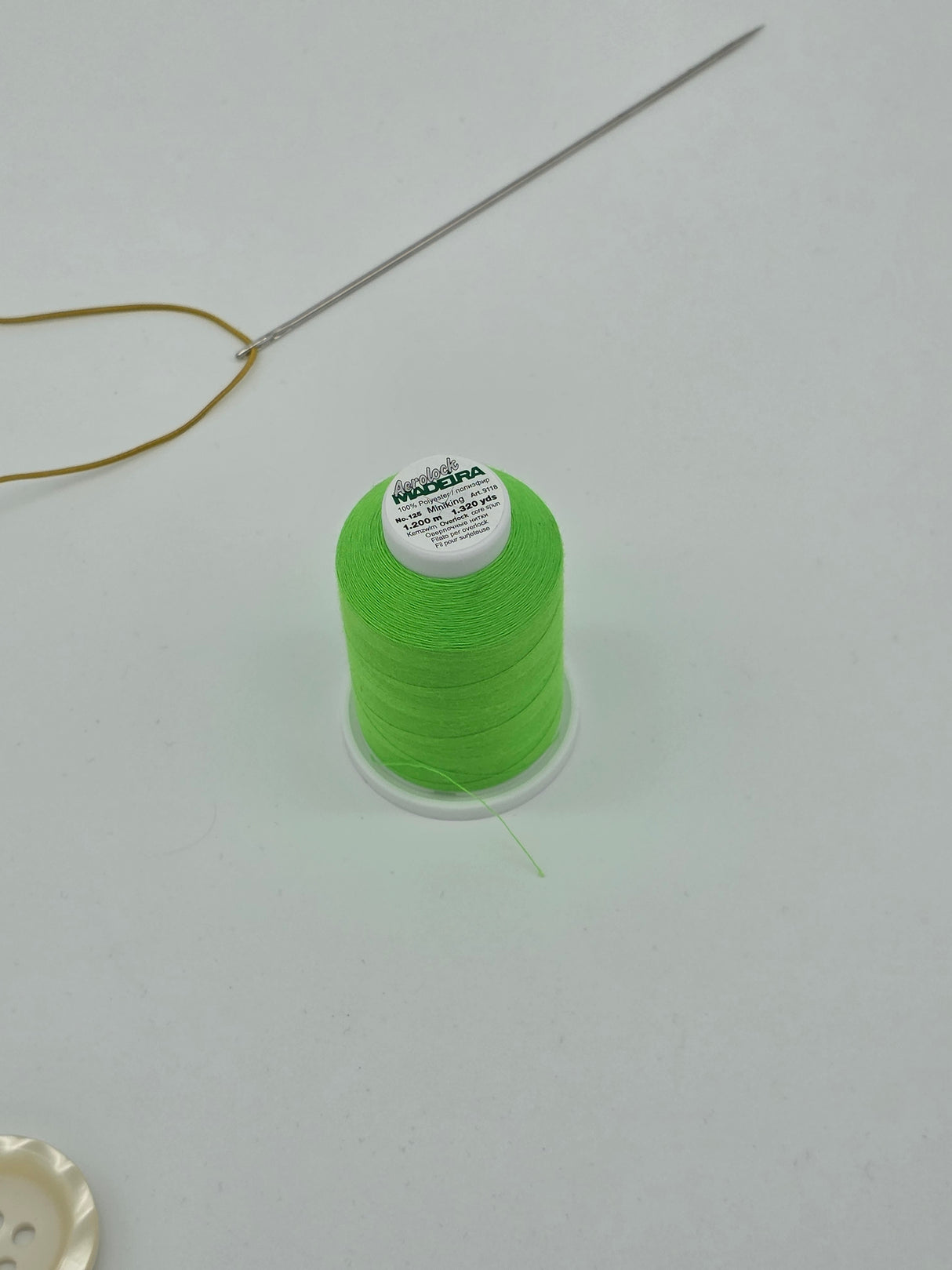Madeira Aerolock Overlock Thread col. 9950