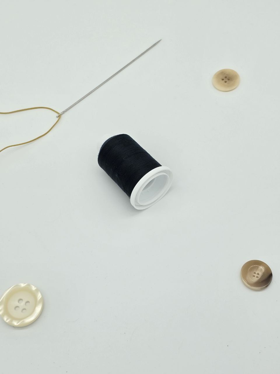 Madeira Aerolock Overlock Thread col. Black