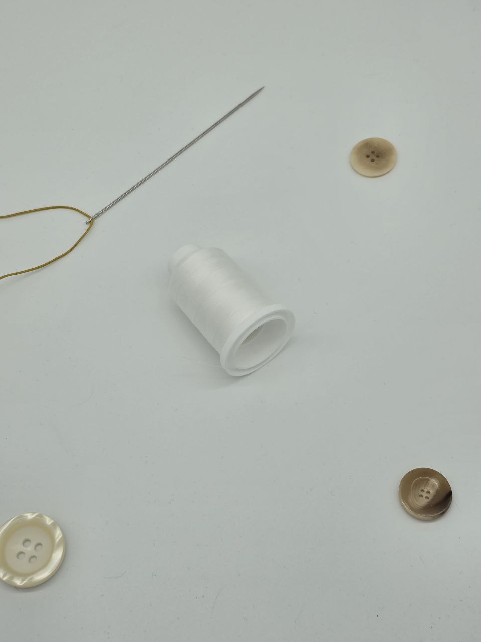 Madeira Aerolock Overlock Thread col. White