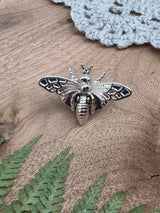Metal “Bee” Clasp (silver)