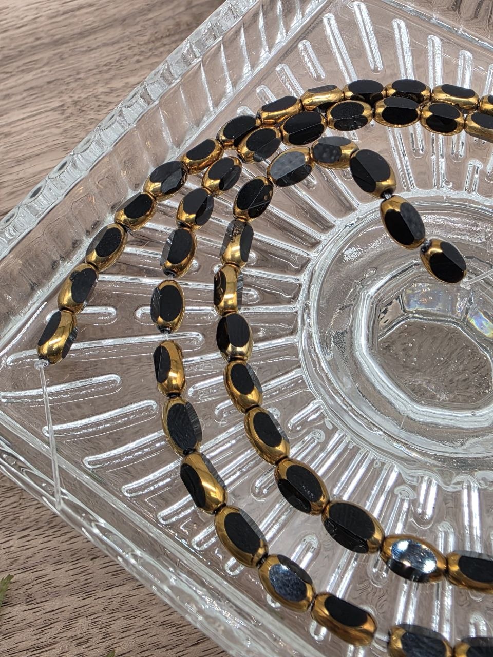 Metallic Glass Oval Beads – Black & Gold – 4 × 6 mm – 70 pcs