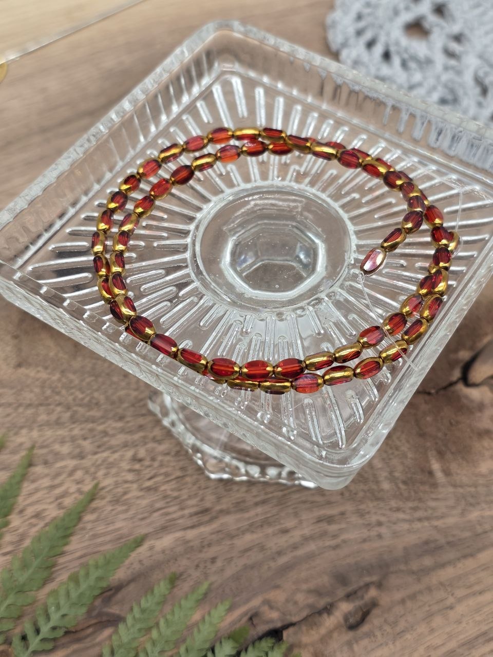 Metallic Glass Oval Beads – Ruby Red & Gold – 4 × 6 mm – 70 pcs