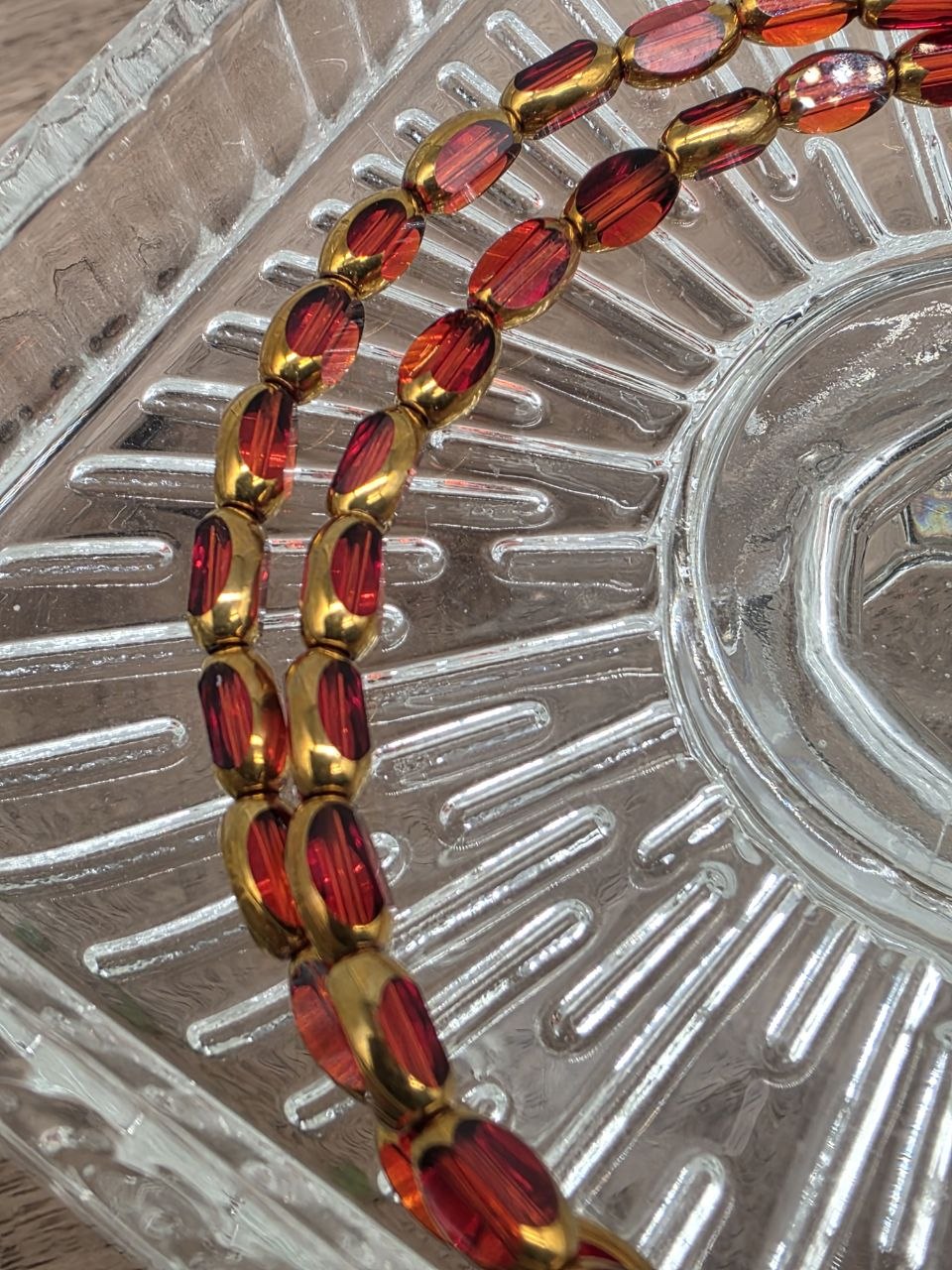 Metallic Glass Oval Beads – Ruby Red & Gold – 4 × 6 mm – 70 pcs