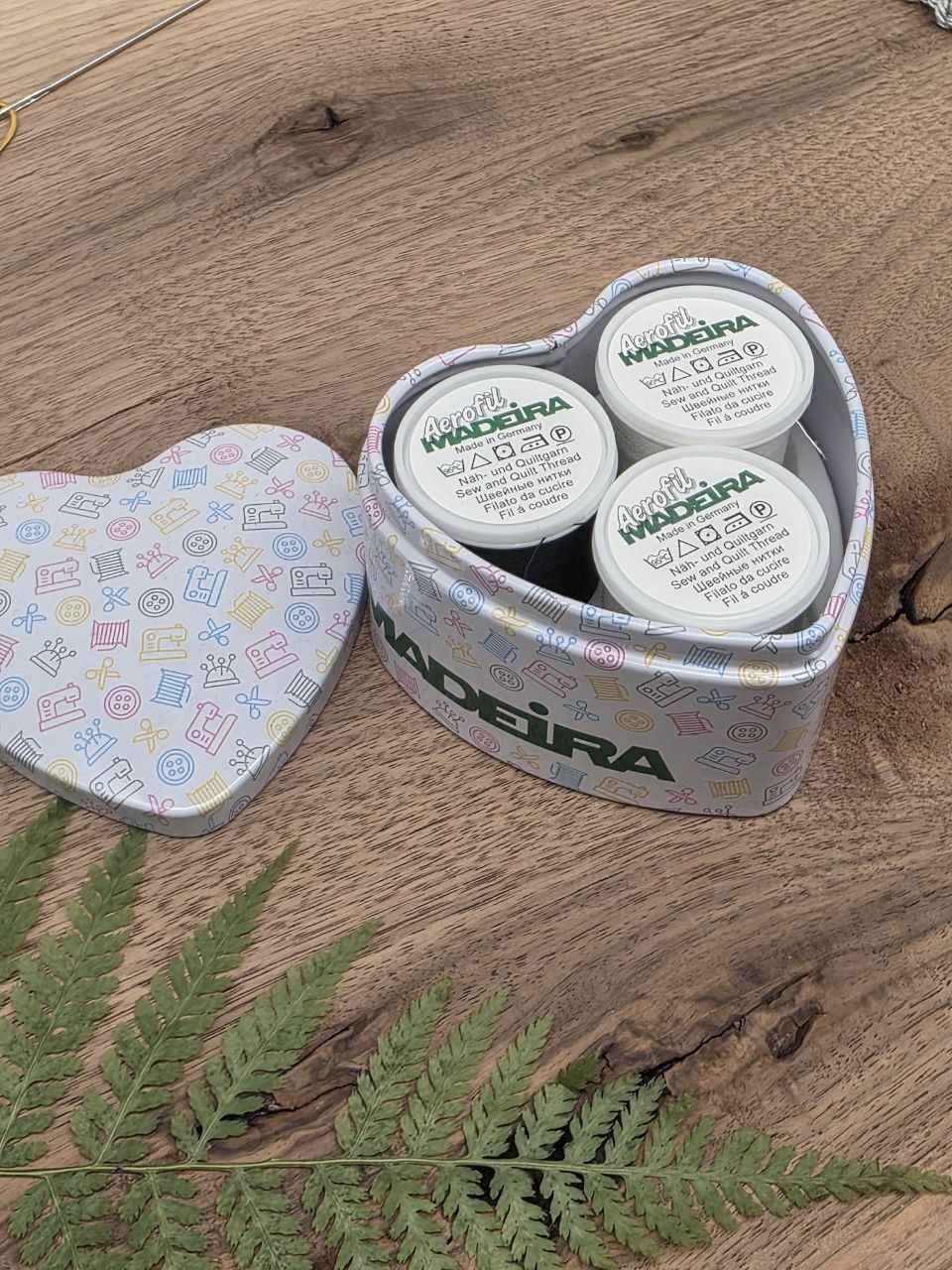 Madeira Aerofil Heart Tin Set – 3 × 100 m