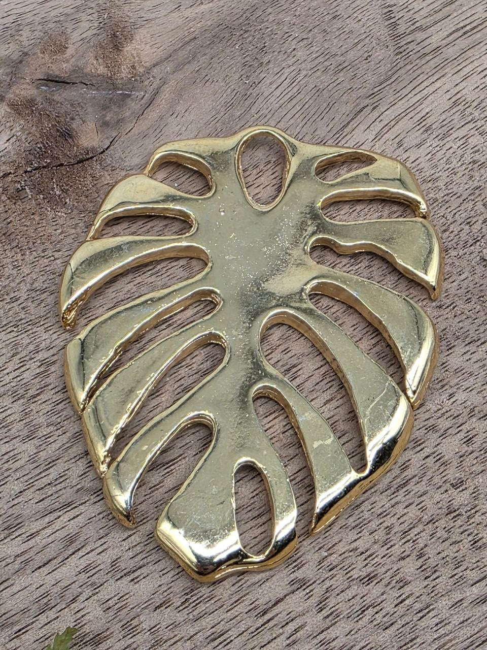 Large Monstera Leaf Pendant – Gold