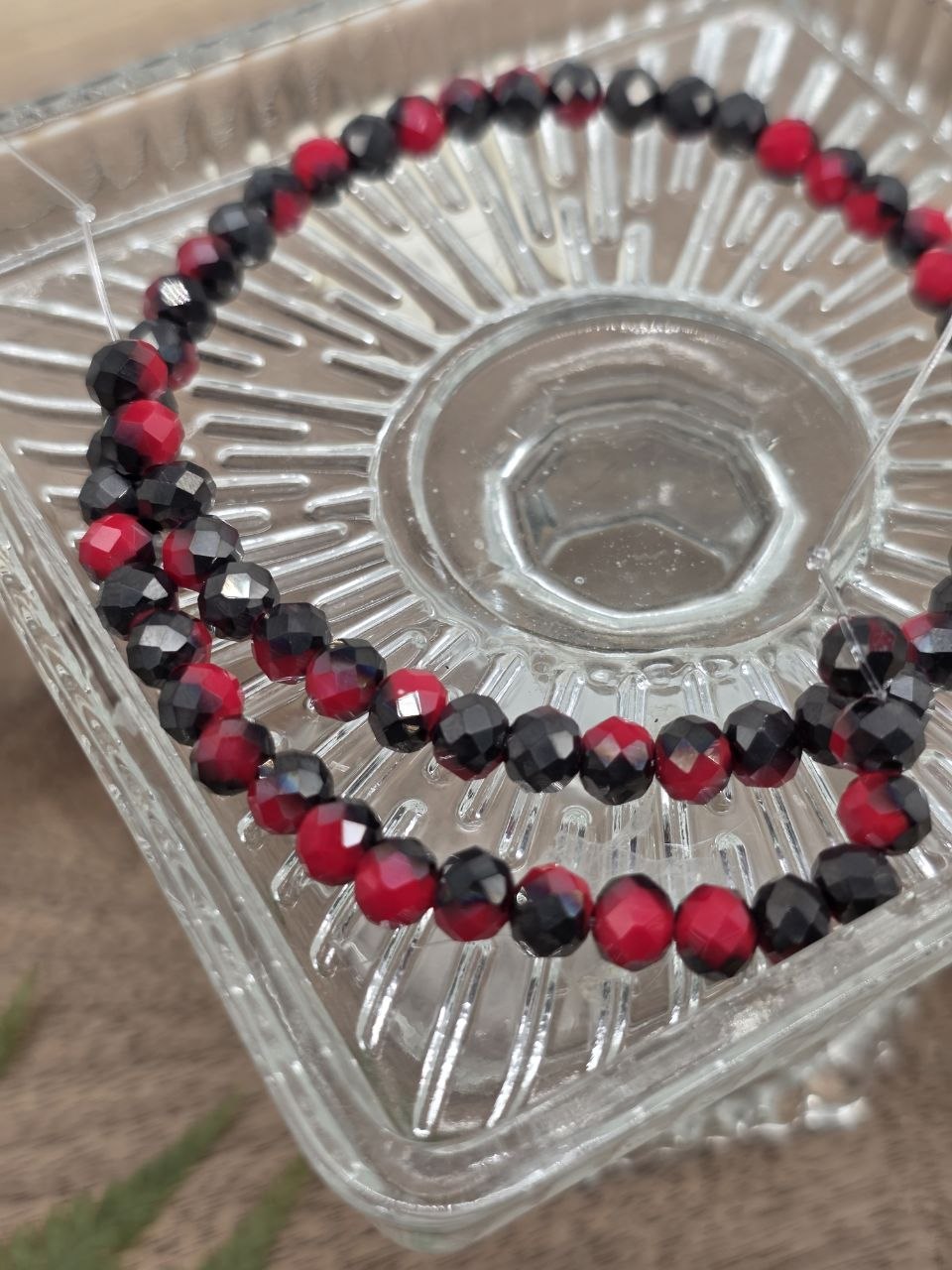 Faceted Glass Beads 6 mm – Red & Black Mix – 60 pcs